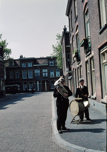 849783 Afbeelding van enkele leden van de straatmuzikantengroep De Veermannen tijdens een optreden in de M.P. ...